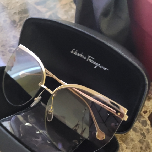 ❤ Salvatore Ferragamo Sunglasses - Picture 7 of 14